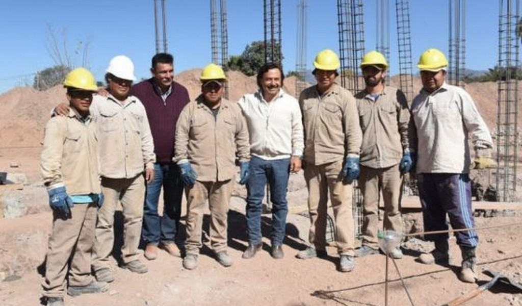 Sáenz verificó el avance de la construcción de viviendas en El Carril