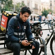 Fuerte caída del apoyo joven a Milei: el electorado que alguna vez fue clave ahora expresa el mayor rechazo
