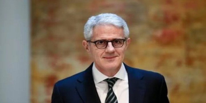 Alberto Ades advirtió sobre los riesgos del modelo y puso a Caputo bajo la lupa
