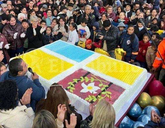Con una gran fiesta popular y una torta gigante festejaron el cumpleaños de Metán