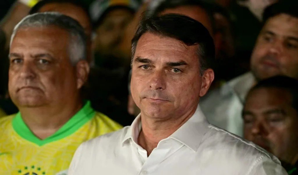 Brasil: la Justicia le prohibió salir del país a Flávio Bolsonaro tras su derrota frente a Lula